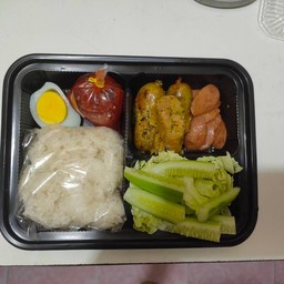 เซ็ทไส้อั่ว+กุนเชียง+ไข่ต้ม+น้ำพริก+ผัก