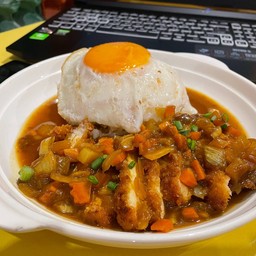 ข้าวแกงกะหรี่ไก่กรอบ + ไข่ดาว