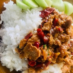 ข้าวราดกะเพราหมูชิ้นพริกแห้ง