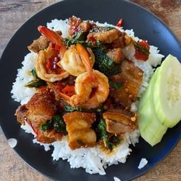 กระเพราหมูกรอบ+กุ้ง