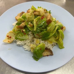 ข้าวราดผัดแขนงหมูกรอบ