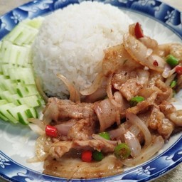 หมูสามชั้นสไลด์ผัดกะปิราดข้าว