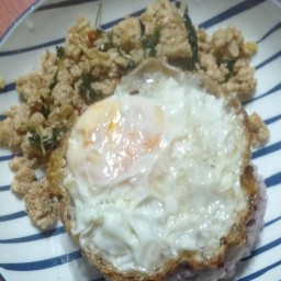 ข้าวกระเพราริมเขื่อน(นอกริมเขื่อนมาเก็ท) ข้าวกระเพาไก่ริมเขื่อน