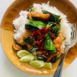 ข้าวคะน้าหมูกรอบ