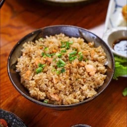 ข้าวผัดแซลมอนกระเทียมญี่ปุ่น