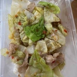 ข้าวกะหล่ำผัดหมู