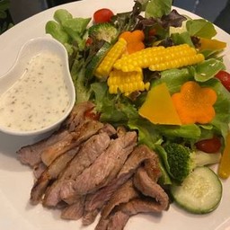 สลัดสันคอ (Salad w/Grilled Pork Collar)