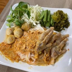 ขนมจีนน้ำยาสูตรแม่ต้อย เจ้าเก่าเข้มข้นดั้งเดิม & ทอดมัน ตีนไก่เปื่อย