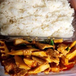 ผัดพริกแกงหน่อไม้ ราดข้าว