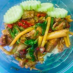 ผัดกะเพราหมูกรอบใส่หน่อไม้