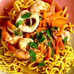 หมี่เหลืองกรอบผัดกระเพราทะเล