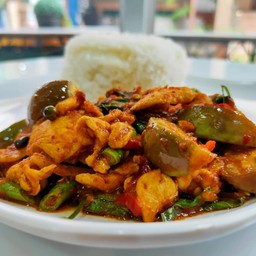 ข้าวผัดเผ็ดไก่  แซ่บลิ้นรัว