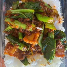 พริกแกงหมูกรอบ