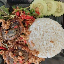 ข้าวกะเพราหมูสับไข่เยี่ยวม้า