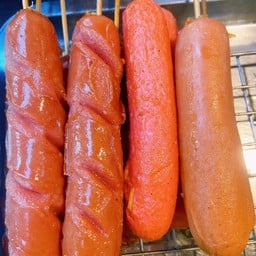 ไส้กรอกรมควันทอด (ไม้ละ)