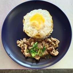 ข้าวเนื้อกระเทียม