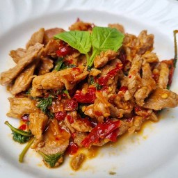 กะเพราพริกแห้ง ไข่ข้น ไข่เจียว ไข่ดาว อร่อยติดใจ คำต่อไปติดคอ