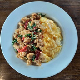 ข้าวไก่กรอบผัดกระเพรา+ไข่ข้น2ฟอง