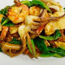 ผัดซีอิ้วทะเลเส้นใหญ่