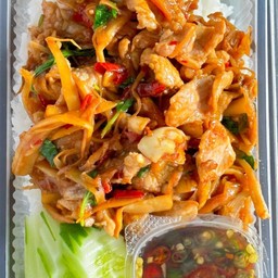 ข้าวผัดกระเพราหมูสับหน่อไม้ดอง (ร้านได้จากไลน์แมน40฿)