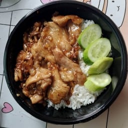 ข้าวกระเทียมพริกไทยหมู