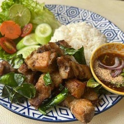 ข้าวหน้าเนื้อสามชั้นทอดจิ้มแจ่ว