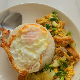 ข้าวหมูกรอบผัดผงกะหรี่-ไข่ดาว