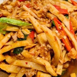 เป็นกับข้าวขนาดเล็กพริกแกงไก่หน่อไม้สด