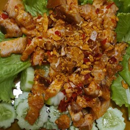 เป็นกับข้าวขนาดเล็กหมูกรอบคั่วพริกเกลือ