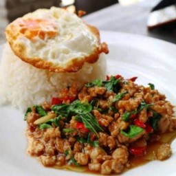 ข้าวราดกระเพรา  ขนมเเซนวิช ชัยนาท