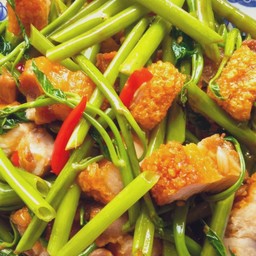 ผัดผักบุ้งหมูกรอบ