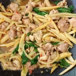 เป็นกับข้าวขนาดเล็กกะเพราไก่หน่อไม้สด