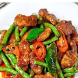 เป็นกับข้าวขนาดเล็กพริกแกงหมูชิ้น