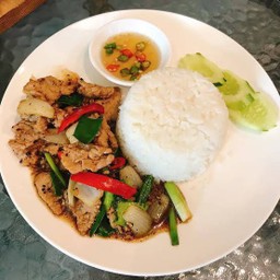 หมูผัดพริกไทยดำราดข้าว