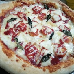 พิซซ่า-นํ้าเเข็งใสนมสดช่างเคี่ยน