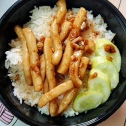 ข้าวราดกระเทียมพริกไทยปลาหมึก