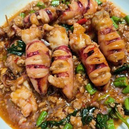 กระเพราหมึกไข่แดดเดียว (กับข้าว)