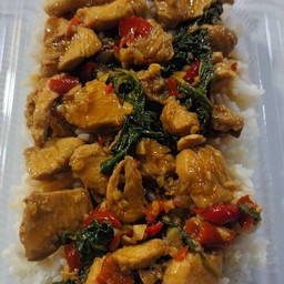 เจ๊แมว ข้าวกะเพรา ตลาดท้ายบ้าน