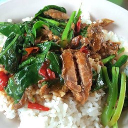 คะน้าปลากระป๋องราดข้าว