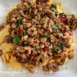 ข้าวกระเพราหมูสับไข่ข้น