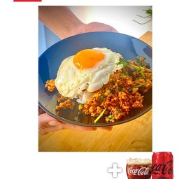 [อร่อยซ่ากับโค๊ก] กะเพราโจรสลัดหมูสับไข่ดาวลาวาทานคู่กับโค๊ก