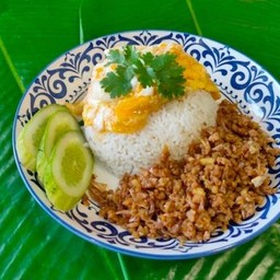 เนื้อสับทอดกระเทียม (ราดข้าว)