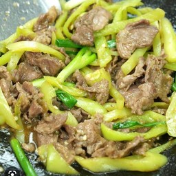 เป็นกับข้าวขนาดเล็กผัดพริกหยวกหมู