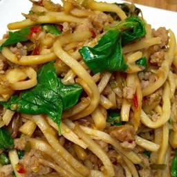 เป็นกับข้าวขนาดเล็กกะเพราหมูสับหน่อไม้สด