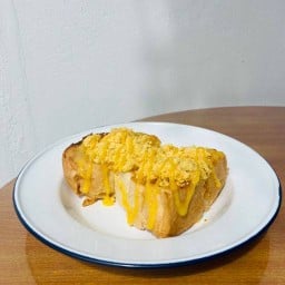 ขนมปังปิ้ง มายองเนส+ไก่หยอง