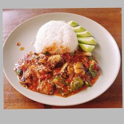 กะเพราปลากระป๋องราดข้าว