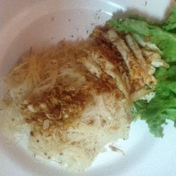 เส้้นหมี่ไก่คลุกกระเทียม