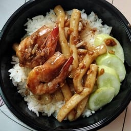 ข้าวราดกระเทียมพริกไทยทะเล