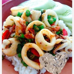 กะเพราหมึกราดข้าว