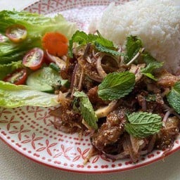 ข้าวหน้าลาบเนื้อสามชั้นทอด